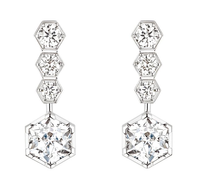 Chaumet Bee My Love 18K白金耳環，鑲嵌2顆重0.5克拉的Taille Imperatrice皇后式切割鑽石和6顆明亮式切割鑽石，49萬8000元。（Chaumet提供）