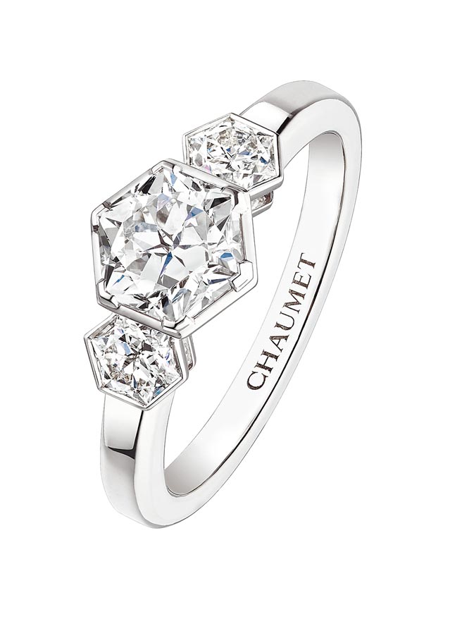 Chaumet Bee My Love 18K白金戒指，鑲嵌1顆約重1克拉的Taille Imperatrice皇后式切割鑽石和2顆Taille Imperatrice皇后式切割鑽石，81萬7000元。（Chaumet提供）