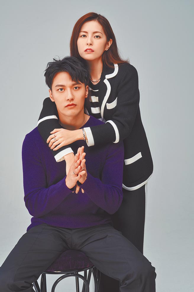 任容萱（後）、張睿家兩人拍攝《如果花知道》打鬧套出好交情，共同佩戴法國珠寶品牌Chaumet出鏡。張睿家佩戴Chaumet Bee My Love 18K玫瑰金吊墜8萬2500元、Bee My Love 18K玫瑰金戒指6萬7800元、Bee My Love 18K白金鑽石戒指28萬3000元、Bee My Love 18K金單鑽白金戒指5萬2000元；任容萱則佩戴Bee My Love 18K白金鑽石項鍊71萬6000元、Bee My Love 18K白金鑽石手鐲31萬3000元、Bee My Love 18K白金鑽石耳環7萬1100元、Bee My Love 18K金玫瑰戒指6萬7800元、玫瑰金戒指6萬4600元、18K金鑽石戒指7萬1400元。（攝影／JOJ Photo‧服裝提供／Salvatore Ferragamo）