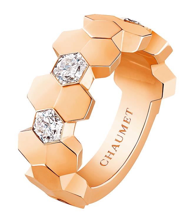 Chaumet Bee My Love 18K玫瑰金戒指，鑲嵌3顆Taille Imperatrice皇后式切割鑽石，各重0.23克拉，34萬1000元。（Chaumet提供）