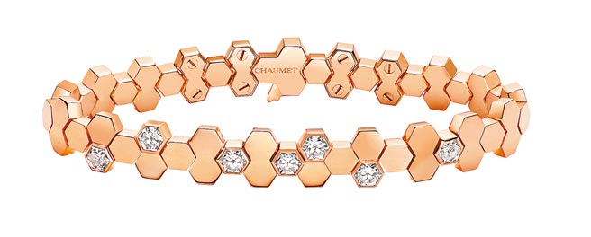 Chaumet Bee My Love 18K玫瑰金手鐲，鑲嵌7顆Taille Imperatrice皇后式切割鑽石，各重0.23克拉，89萬7000元。（Chaumet提供）