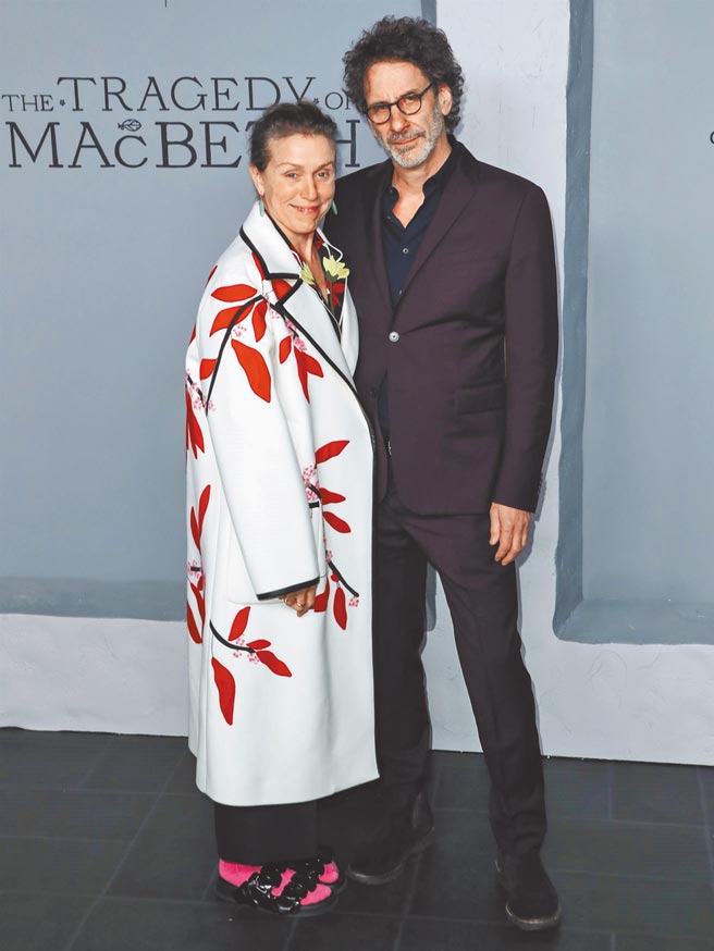 法兰西丝麦朵曼和导演老公乔柯恩于电影《马克白的悲伤》首映红毯合照。（CFP）