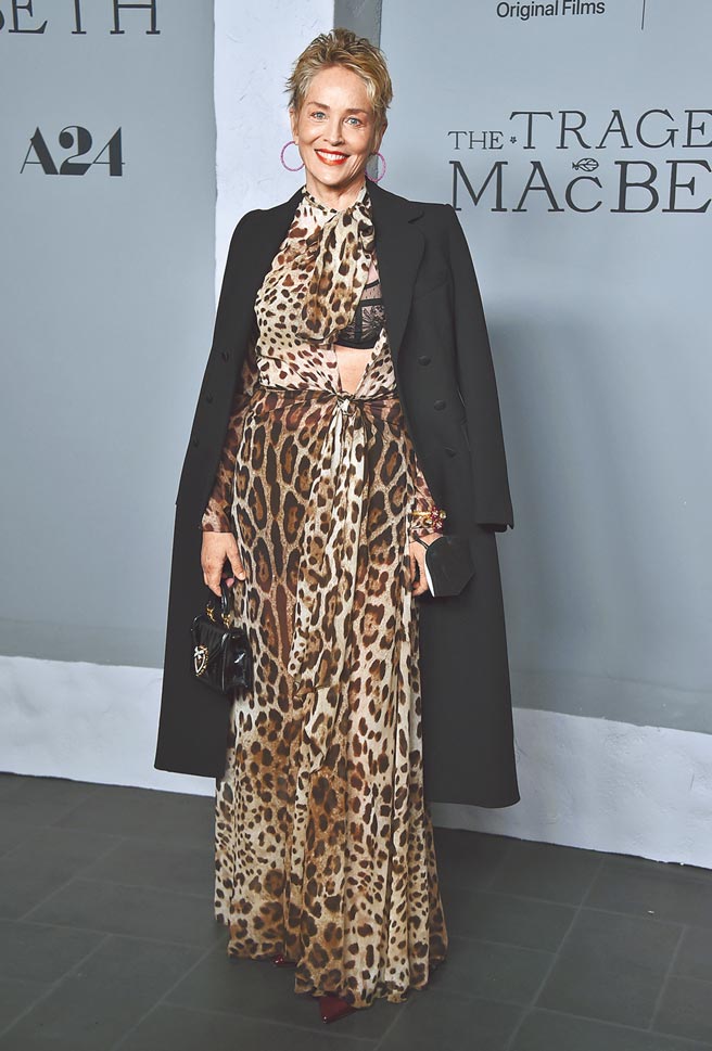 莎朗史东着豹纹套装搭配黑色大衣，穿出野性时尚感。（美联社）