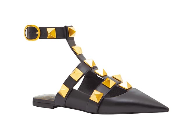 Valentino Garavani Roman Stud小牛皮大铆钉装饰平底鞋，3万9400元。（Valentino提供）