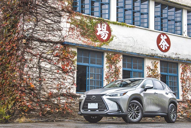 拍摄地点：热播剧《茶金》中的日光茶厂，位于南投鱼池乡的日月老茶厂，此处建于1958年，内有超过1甲子的铜制杰克逊揉捻机，剧中吉桑关机的那一幕即是于此拍摄，但目前这些设备依然正常运作中。LEXUS NX系列外观採取U-shaped造型设计的格栅，搭配向前延伸的引擎盖线条，展现更具侵略性的视觉效果，试驾车为NX 350h豪华版，售价199万元。（陈大任摄）
