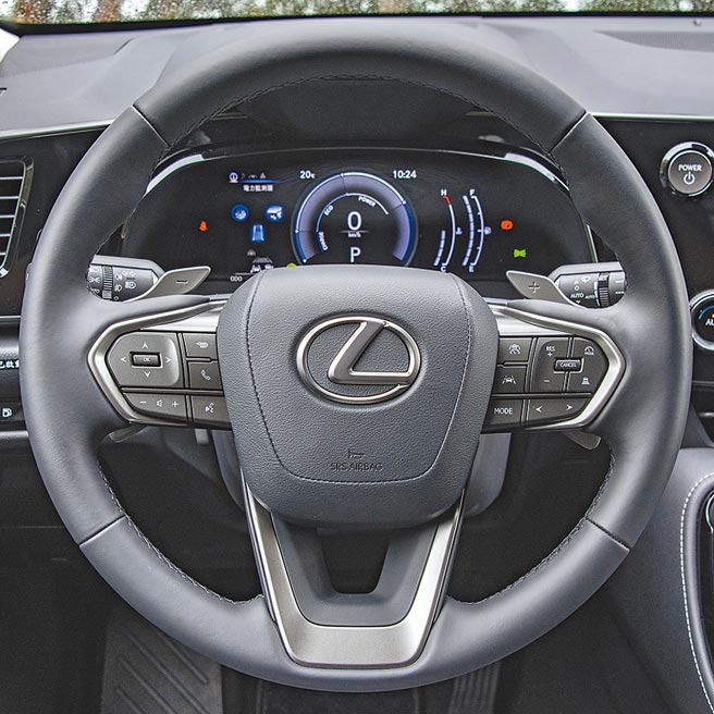 三幅式多功能方向盘。（陈大任摄）