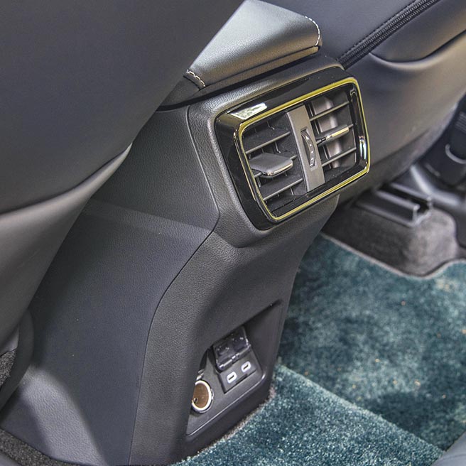 后座出风口附充电孔。（陈大任摄）