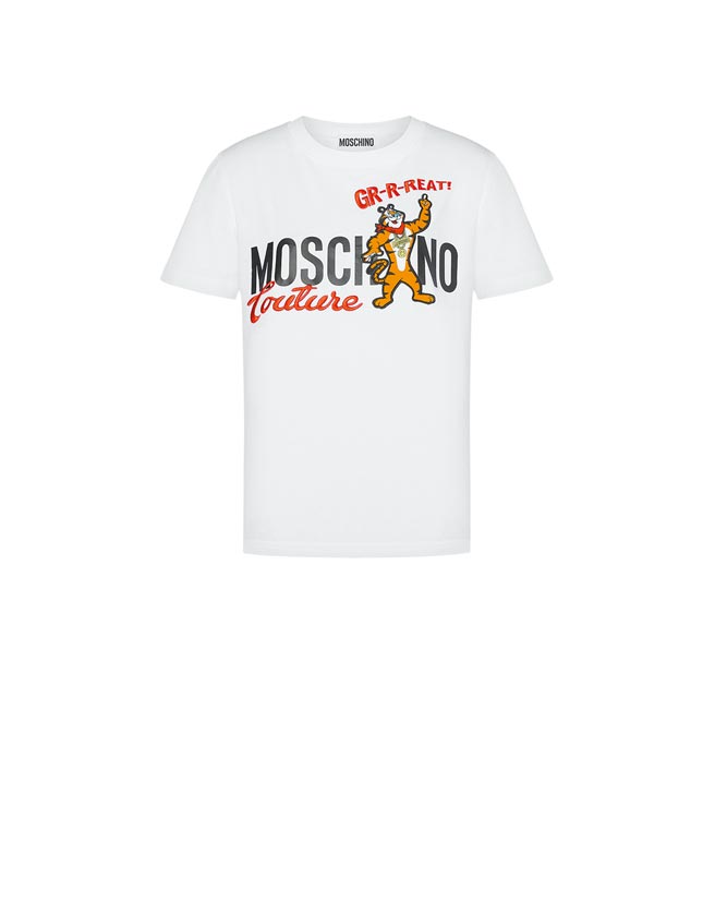 Moschino 联名上衣1万1800元。（Moschino提供）
