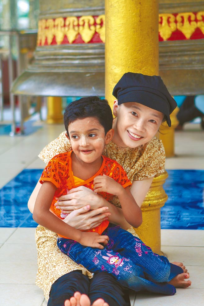 作者于大金塔遇见小孩。（郭昱沂提供）