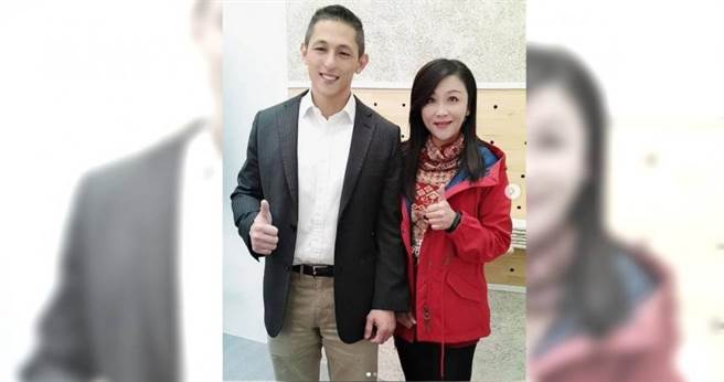 民进党台北市北投区党部主任许瑞芬（右）曾大力辅选吴怡农（左），但她当牛郎的儿子却被控玩弄女客感情吸金。（图／翻摄许瑞芬脸书）