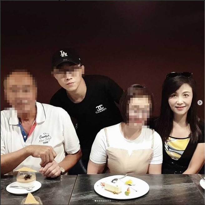 许瑞芬常和家人外出聚餐，但他儿子黄男却被控利用女恩客对他的感情吸金。（图／翻摄许瑞芬IG）