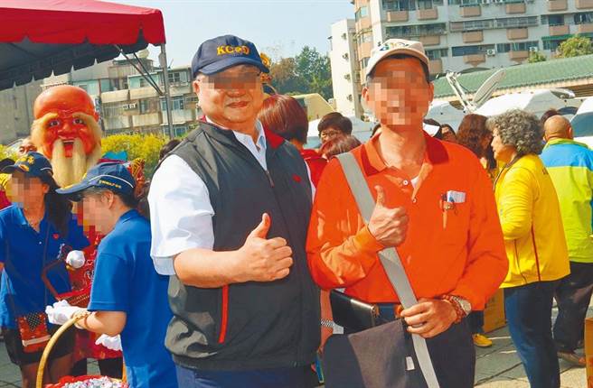 高雄市警局三线一星的孙姓督察（前左），被控接受色情业者出国买春、收贿款，遭判刑11年。（图／取自孙男脸书）