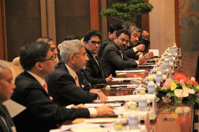 圖為印度外交部長蘇杰生（左3白髮者），日前率代表團赴北京與大陸外交部長王毅的代表團舉行雙邊會談，雙方就克什米爾和拉達克問題各表立場。(圖/中央社) 