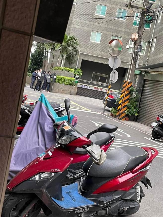 永和街头惊传枪响 嫌犯持枪躲公寓窗台 警开枪制伏。（图／民眾提供）