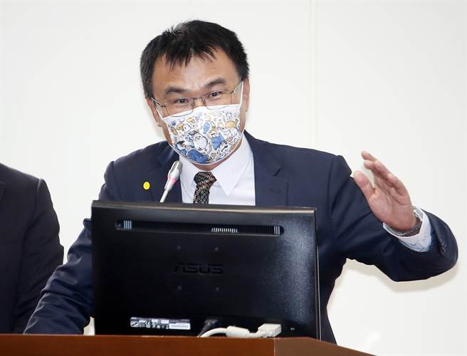 农委会主委陈吉仲今日表示，泰国香肠猪肉制品含有非洲猪瘟阳性，呼吁消费者年关将近不要从邮寄国外猪肉制品，这些阳性病毒会传染到我们的畜牧。（资料照，姚志平摄）