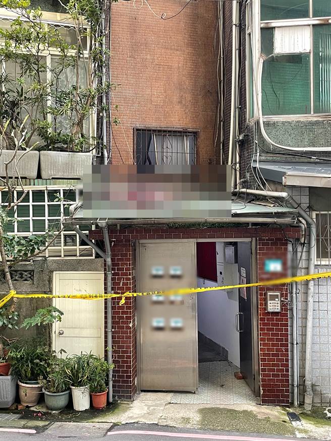 新北警查缉枪枝改造兵工厂，当街与歹徒驳火，其中1嫌中弹跌落遮雨棚，现场血迹斑斑。（叶书宏摄）