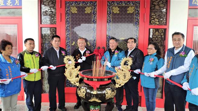 西湖第二公墓第二座纳骨塔「恩亲塔」正式启用，县长徐耀昌、西湖乡长高阿赐等人到场共同祈福。（李京升摄）