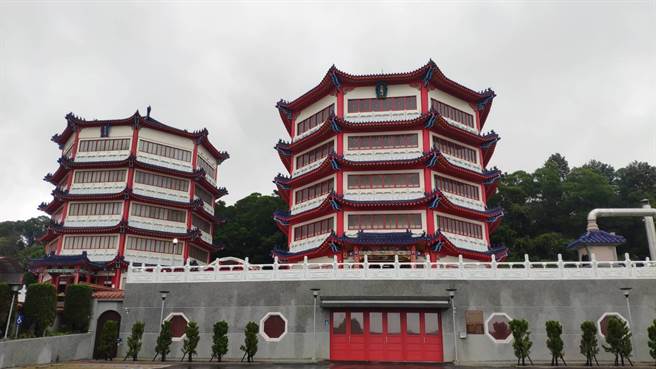 第二座纳骨塔「恩亲塔」也是採用中国传统八角形建筑。（李京升摄）