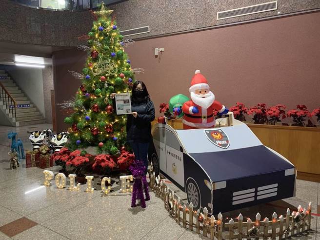 台中市政府警察局第四分局进行大变身，在一楼摆放3米高圣诞树，独一无二可爱创意的设置，带来满满的幸福感。（警方提供）