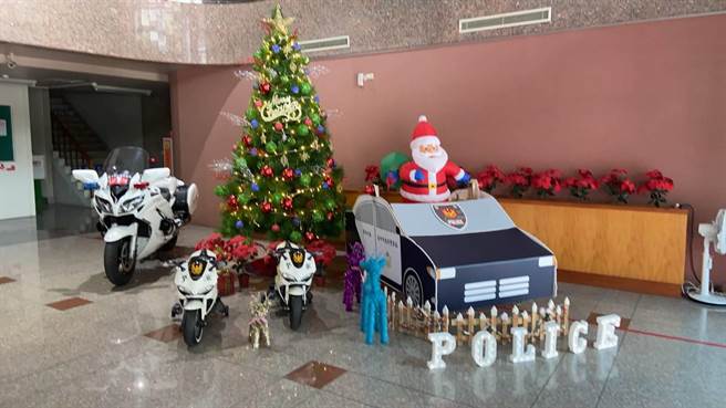 台中市政府警察局第四分局进行大变身，在一楼摆放3米高圣诞树，独一无二可爱创意的设置，带来满满的幸福感。（警方提供）