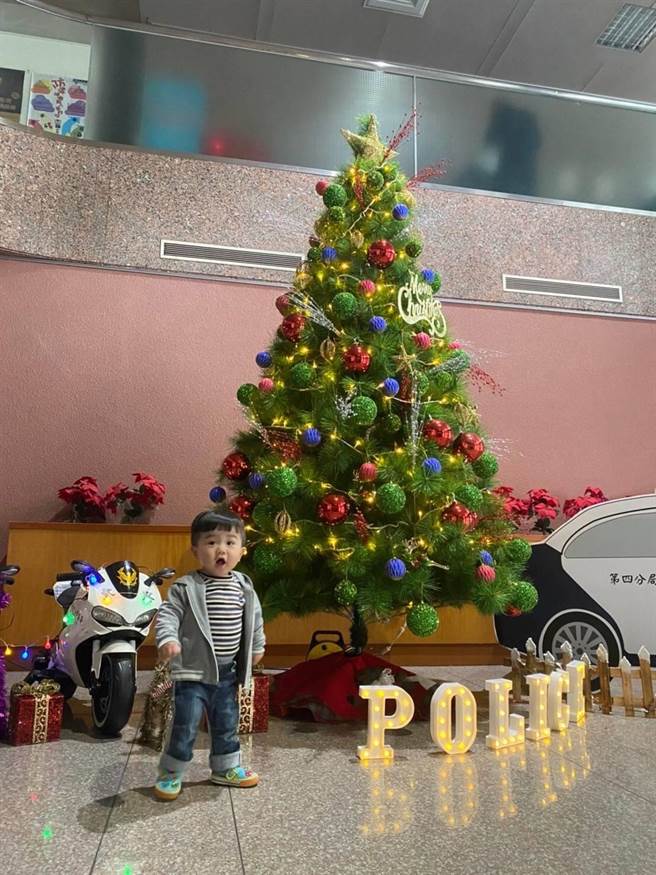 台中市政府警察局第四分局进行大变身，在一楼摆放3米高圣诞树，独一无二可爱创意的设置，带来满满的幸福感。（警方提供）