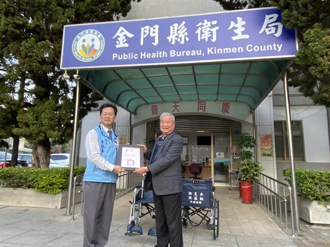 金门县卫生局长李锡鑫感谢洪足水乡贤的爱心善举嘉惠行动不便的乡亲，也有助于提升金门医疗院所的服务条件。（金门县卫生局提供）