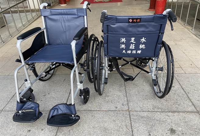 烈屿乡旅台乡贤洪足水、洪庄桃夫妇捐赠故乡金门轮椅50部、点滴架18具。（金门县卫生局提供）