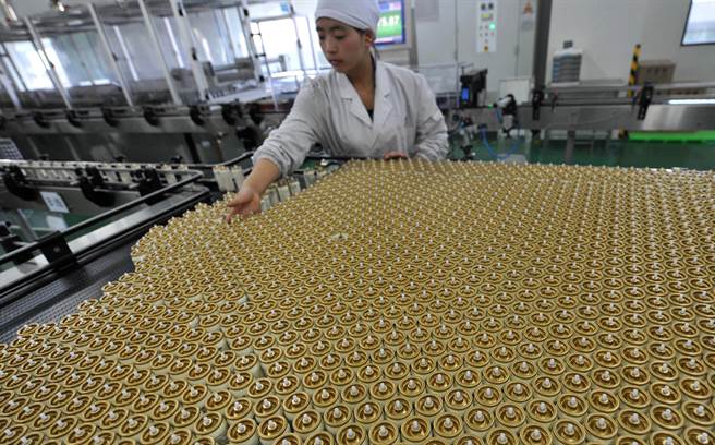 云南白药集团的工人在气雾剂生产线上进行操作。(资料照／新华社)