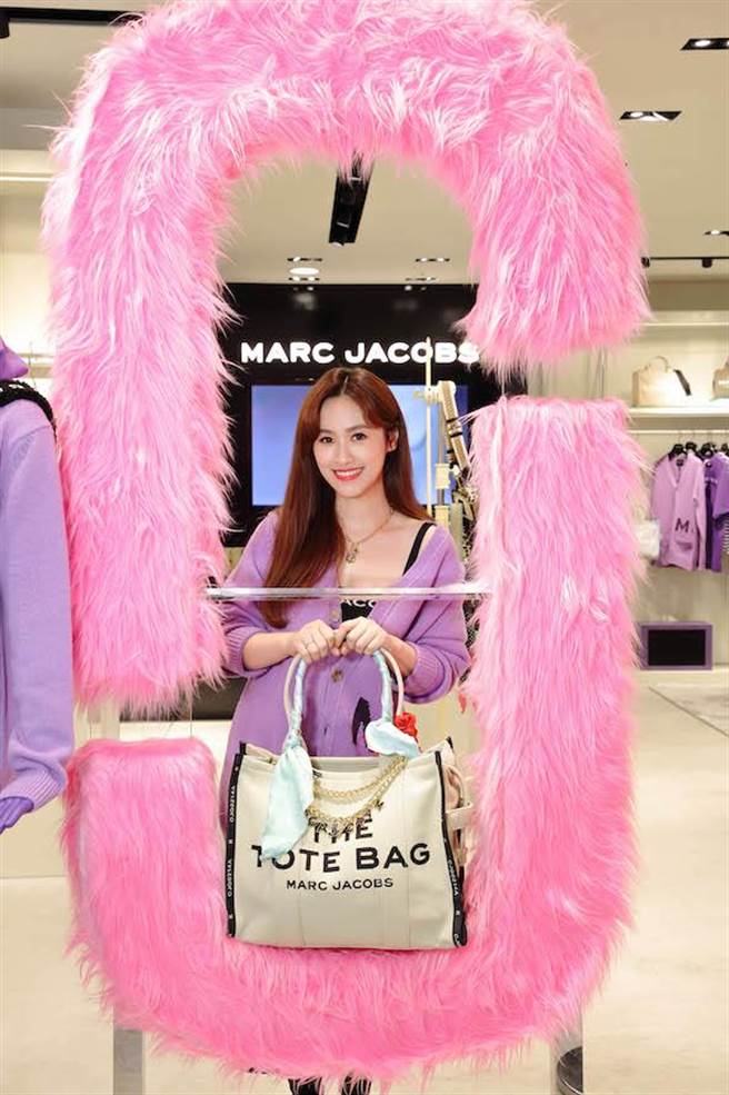艺人吴姗儒现身台中新光三越Marc Jacobs新店。（Marc Jacobs提供）