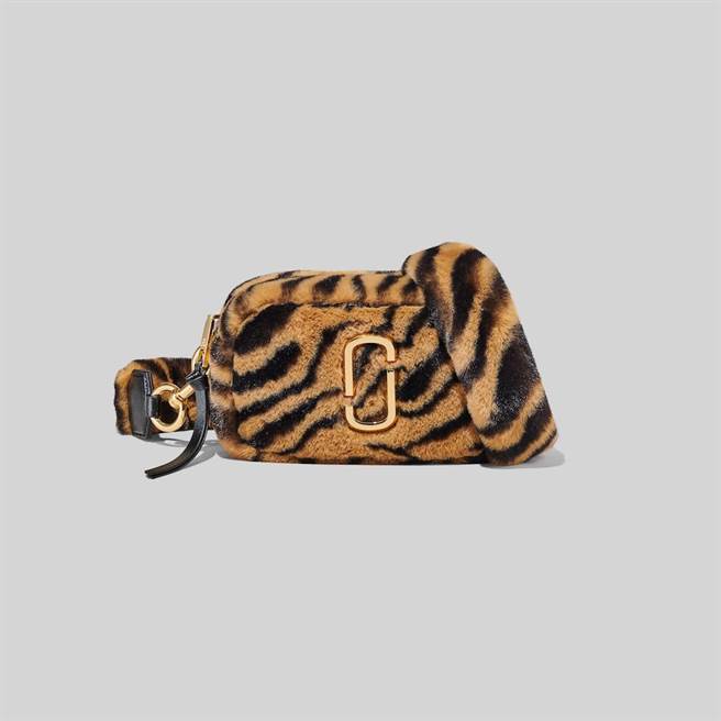 Marc Jacobs 台中新光三越独卖包-虎纹绒毛Snapshot 相机包NTD17,900元。