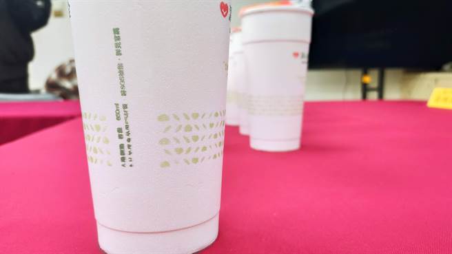 据消基会调查，目前仍有手摇饮业者使用保丽龙杯材质。（林良齐摄）