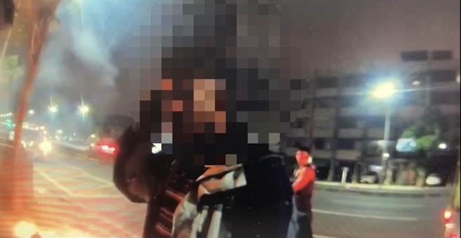 警方到场后涉嫌纵火的曾男还留在原地。（翻摄照片／洪靖宜高雄传真）