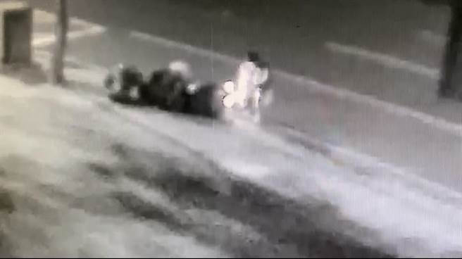 警方调出监视器发现曾男。（翻摄照片／洪靖宜高雄传真）