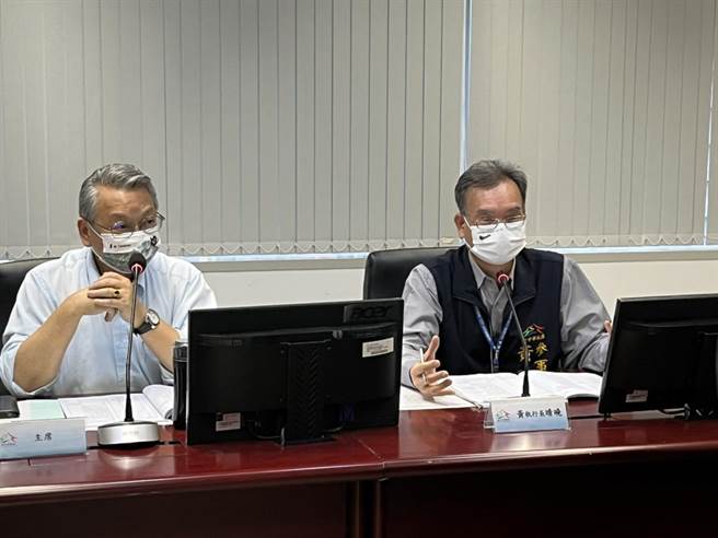 拚零碳永续城，副市长令狐荣达(左)强调，台中走在正确道路上。（台中市政府提供）