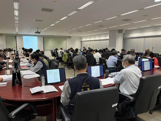 副市长令狐荣达昨日主持低碳城市推动委员会。（台中市政府提供）