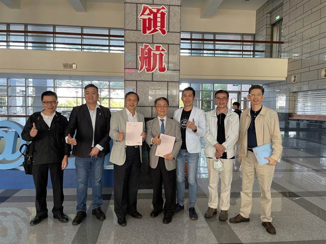 社會網絡創新中心主任楊書成（右三）、精準數據應用首席資料科學家丁一賢（左二）與財團法人張文豹文教基金會董事長張弘（左三）等人共同推動企業數位轉型。（國立高雄大學社會網絡創新中心提供／林瑞益高雄傳真）