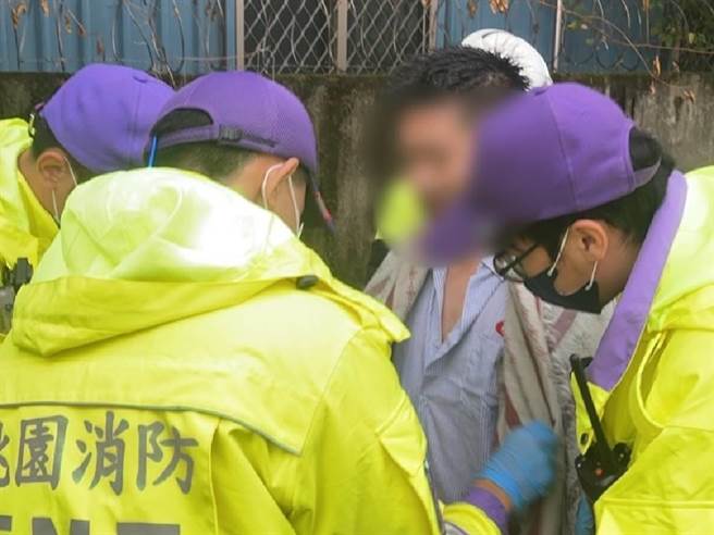 桃園市蘆竹區23日早上有名地質測量員意外跌落水井，所幸意識清楚趕緊自行報案獲救，僅手、腳有輕微擦傷。（桃園市消防局提供／陳夢茹桃園傳真）