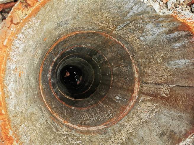 水井深約有5米。（桃園市消防局提供／陳夢茹桃園傳真）