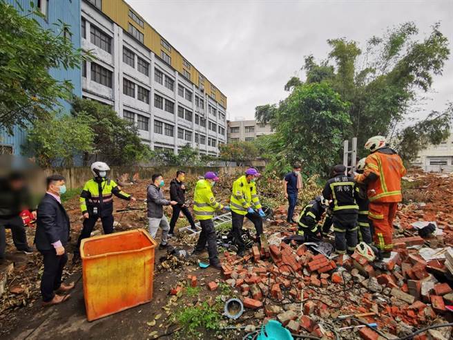 49歲男子為地質測量員，工作時不慎跌入5米深的水井，消防分隊趕抵現場求援。（桃園市消防局提供／陳夢茹桃園傳真）