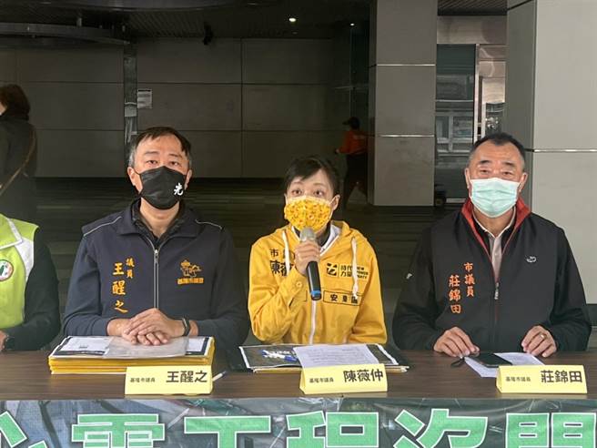 时代力量市议员陈薇仲委托民间公司进行民意调查，结果显示，近7成市民不满意捷运规画。（陈彩玲摄）