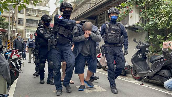 46歲陳姓男子涉嫌於新北市永和區福和路經營槍枝改造工廠，新北市刑大率隊今（23日）上午7時許前往攻堅，警方逮捕屋內3人。（葉書宏攝）