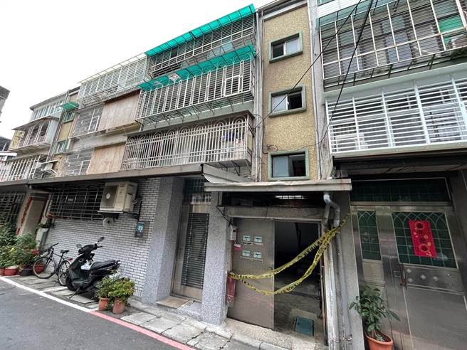 46歲陳姓男子涉嫌於新北市永和區福和路經營槍枝改造工廠，新北市刑大率隊今（23日）上午7時許前往攻堅。（葉書宏攝）