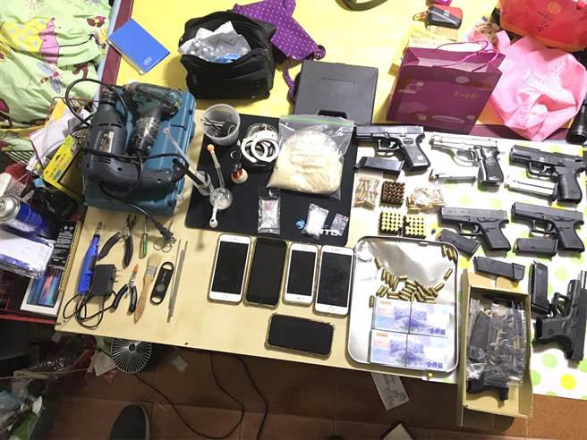 警方查獲大批工具。（葉書宏翻攝）