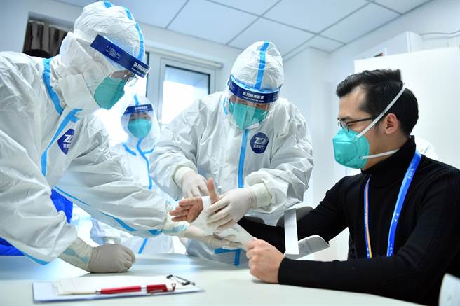 北京冬奧組委專職副主席、秘書長韓子榮介紹，閉環內來華涉奧人員和國內直接服務外方的工作人員，需要每日進行健康監測和核酸檢測，在閉環內酒店或冬奧村集中住宿，不得與閉環外人員以及社會面接觸。圖為運動員意外受傷急診演練現場。（中新社）