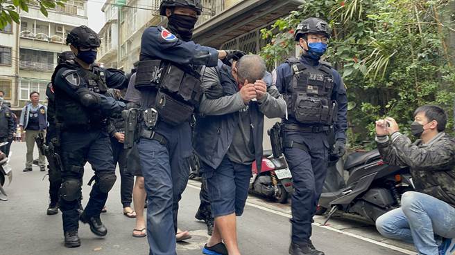 新北市永和区今（23日）上午7时许传出警匪对峙，警方连开11枪逮人。（叶书宏摄）