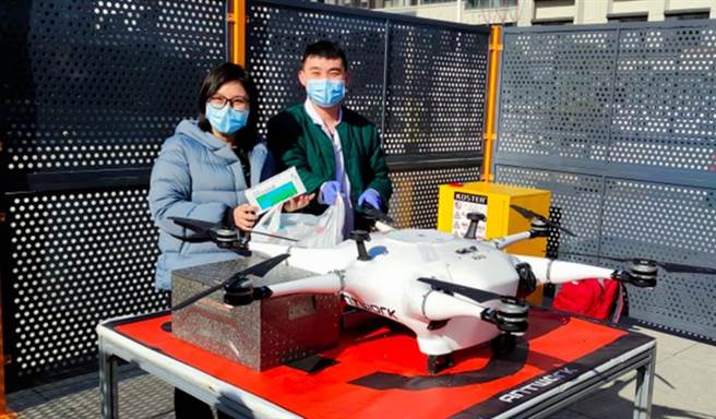 西安封控管理，出动无人机升空送药。（新华社）