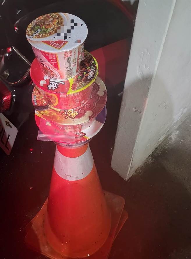該名外送員花費2分鐘的時間，完成客人的要求，在三角錐上疊起泡麵塔。（圖／翻攝臉書社團UberEats台北交流、討論區）