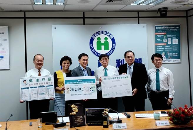 成大医院健康数据资源中心执行长蒋荣先为因应新冠肺炎疫情推动人工智慧（AI）模型，受健保署委托后，将其调整运用于国病肺癌的判读上，被视为肺癌的「快筛」工具，初步优化后的敏感度达81％、特异度达82％，已达资深医师的判断水准，将力拚明年上半年正式上线。（林周义摄）