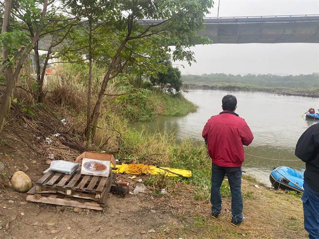 苗栗县邱姓男子23日凌晨在头屋乡后龙溪龙颈潭捕毛蟹落水失踪。（读者提供／谢明俊苗栗传真）