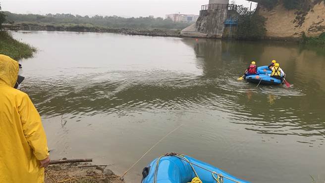 苗栗县邱姓男子23日凌晨在头屋乡后龙溪龙颈潭捕毛蟹落水失踪，消防人员以橡皮艇在落水水域搜寻。（读者提供／谢明俊苗栗传真）